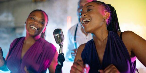 ノリノリで歌う女性