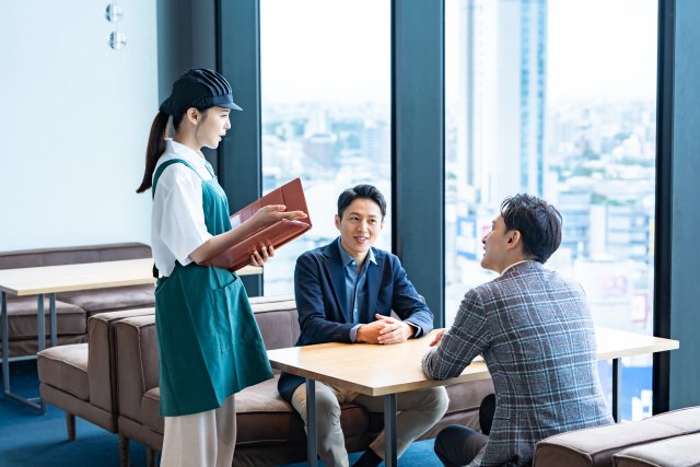 カフェで接客する女性